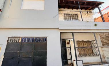 CASA EN LOTE PROPIO CON GRAN JARDÍN (A RECICLAR)