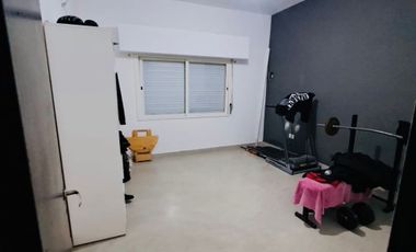 CASA EN LOTE PROPIO CON GRAN JARDÍN (A RECICLAR)
