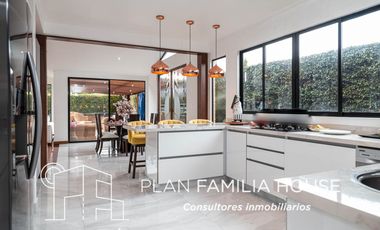 Casa en club house con habitacion ppal en 1er piso