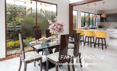 Casa en club house con habitacion ppal en 1er piso