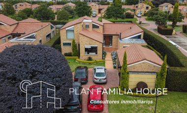 Casa en club house con habitacion ppal en 1er piso