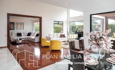 Casa en club house con habitacion ppal en 1er piso