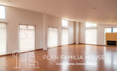 Casa en club house con habitacion ppal en 1er piso