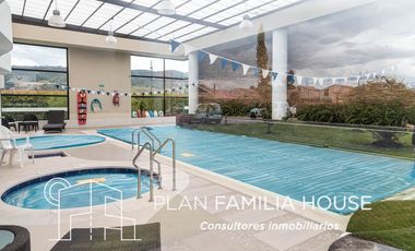 Casa en club house con habitacion ppal en 1er piso