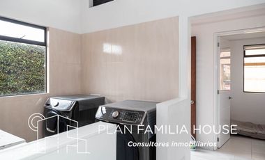 Casa en club house con habitacion ppal en 1er piso