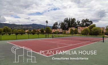 Casa en club house con habitacion ppal en 1er piso