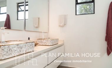 Casa en club house con habitacion ppal en 1er piso