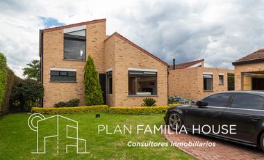 Casa en club house con habitacion ppal en 1er piso