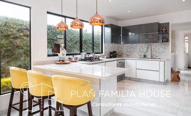 Casa en club house con habitacion ppal en 1er piso