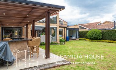 Casa en club house con habitacion ppal en 1er piso