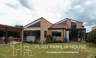 Casa en club house con habitacion ppal en 1er piso