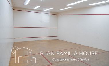 Casa en club house con habitacion ppal en 1er piso