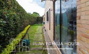 Casa en club house con habitacion ppal en 1er piso