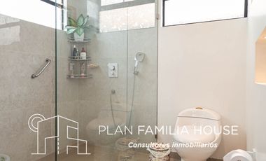 Casa en club house con habitacion ppal en 1er piso