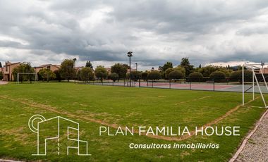 Casa en club house con habitacion ppal en 1er piso