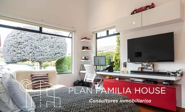 Casa en club house con habitacion ppal en 1er piso