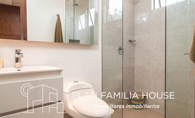 Casa en club house con habitacion ppal en 1er piso