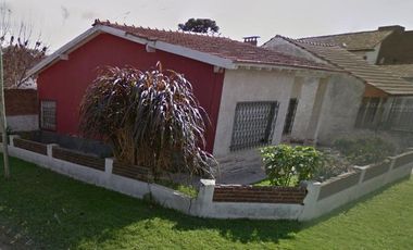 VENDO OPORTUNIDAD CHALET A RECICLAR CON PATIO Y GARAJE EN CAISAMAR