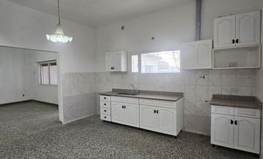 Neuquen Centenario Casa/Oficina  Zona Primera rotonda de ingreso a la ciudad, a metros de Farmacia Global sobre ruta 7