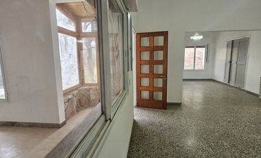 Neuquen Centenario Casa/Oficina  Zona Primera rotonda de ingreso a la ciudad, a metros de Farmacia Global sobre ruta 7