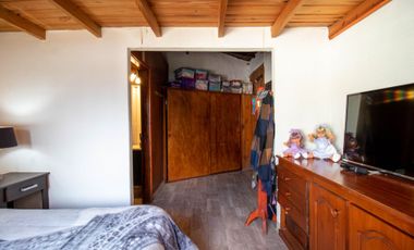 Casa 4 ambientes con parque y quincho