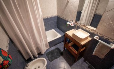Casa 4 ambientes con parque y quincho