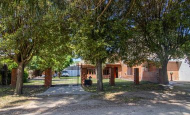Casa 4 ambientes con parque y quincho