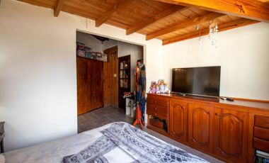 Casa 4 ambientes con parque y quincho