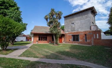 Casa 4 ambientes con parque y quincho
