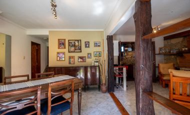 Casa 4 ambientes con parque y quincho