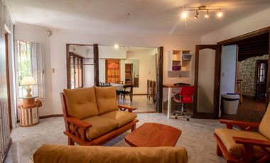 Casa 4 ambientes con parque y quincho