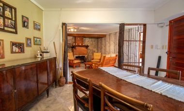 Casa 4 ambientes con parque y quincho