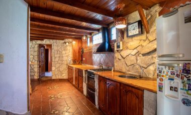 Casa 4 ambientes con parque y quincho