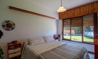 Casa 4 ambientes con parque y quincho