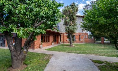 Casa 4 ambientes con parque y quincho