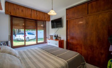 Casa 4 ambientes con parque y quincho
