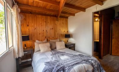 Casa 4 ambientes con parque y quincho