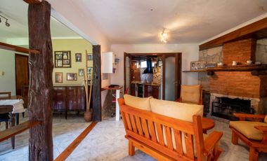 Casa 4 ambientes con parque y quincho