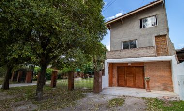 Casa 4 ambientes con parque y quincho