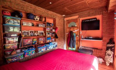 Casa 4 ambientes con parque y quincho