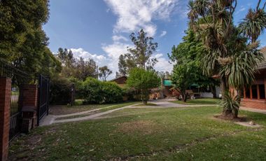 Casa 4 ambientes con parque y quincho