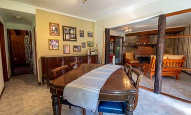 Casa 4 ambientes con parque y quincho