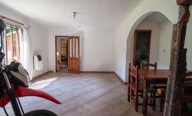 Casa 4 ambientes con parque y quincho