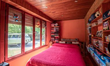 Casa 4 ambientes con parque y quincho