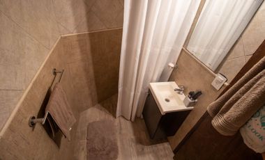 Casa 4 ambientes con parque y quincho