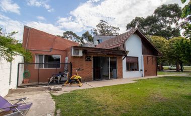 Casa 4 ambientes con parque y quincho