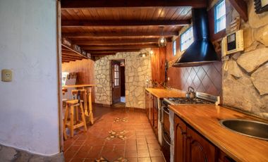 Casa 4 ambientes con parque y quincho