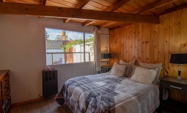 Casa 4 ambientes con parque y quincho