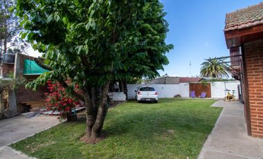 Casa 4 ambientes con parque y quincho
