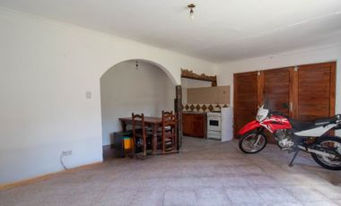 Casa 4 ambientes con parque y quincho